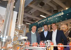 Arie Koppert, Patrick ten have en Paul Koppert van Koppert Machines. Op de achtergrond de Multipacker voor snackgroenten.